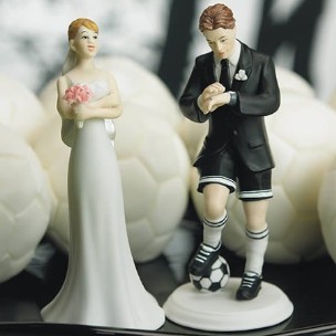 Cake Topper sposo calciatore sposa che sbuffa in resina 