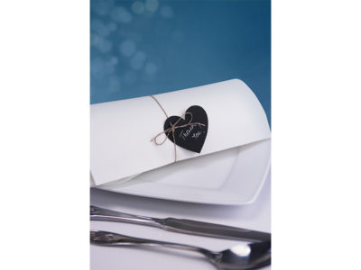 Cartoncino nero rigido a forma di cuore e cordino di spago